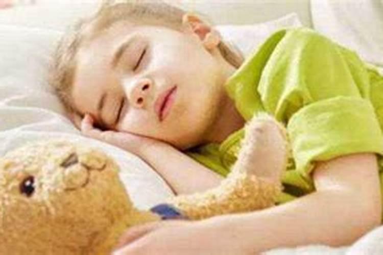 孩子总是在后半夜出现眼睛睁开拳头握紧叫不醒一会就过来尿床