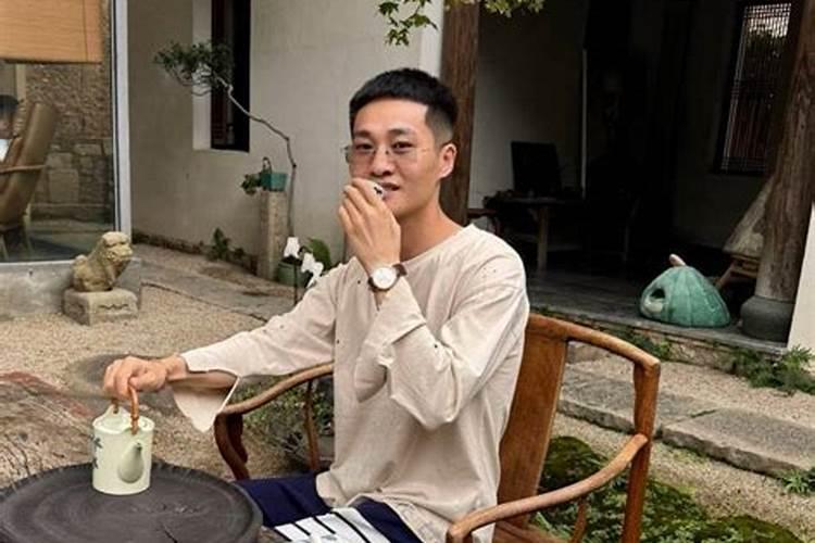 蜉蝣是什么意思