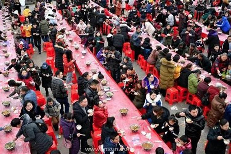 梦见好多人在一起吃饭是什么意思啊