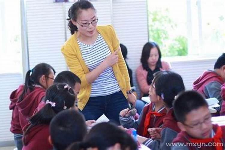 梦见小学老师是什么意思？