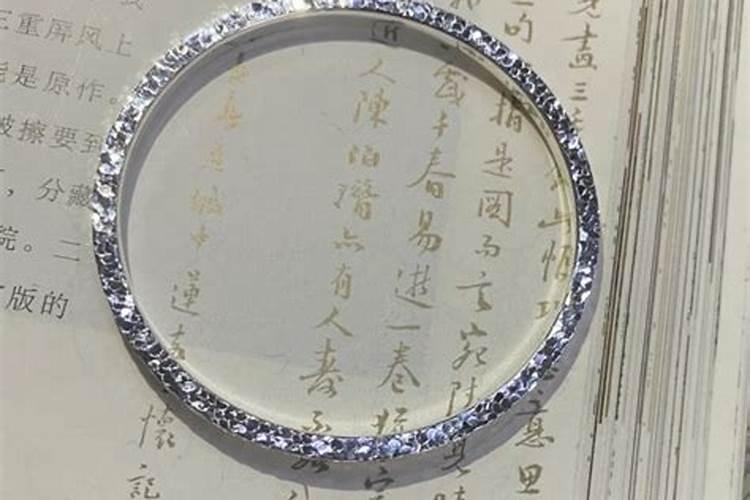 适合戴银手镯的属相有哪些