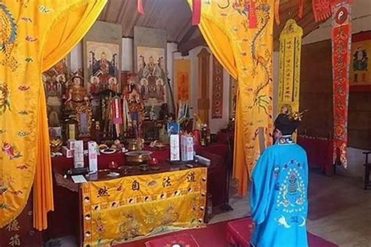 人去世后将遗体葬在工作地点,能否将衣物拿回老家埋葬在家族坟地里？