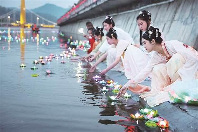 属蛇人2025年犯太岁的化解方法