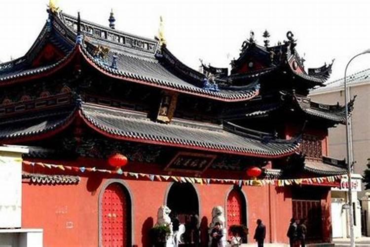 本人是1990年2月1日(阴历)午时出生,哪位大师帮忙算下什么时候交运？姻缘...