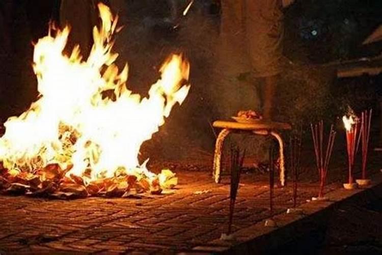 听说老人去世不足一年,7月15不能去墓地烧纸,是所谓的不能烧“节令纸...