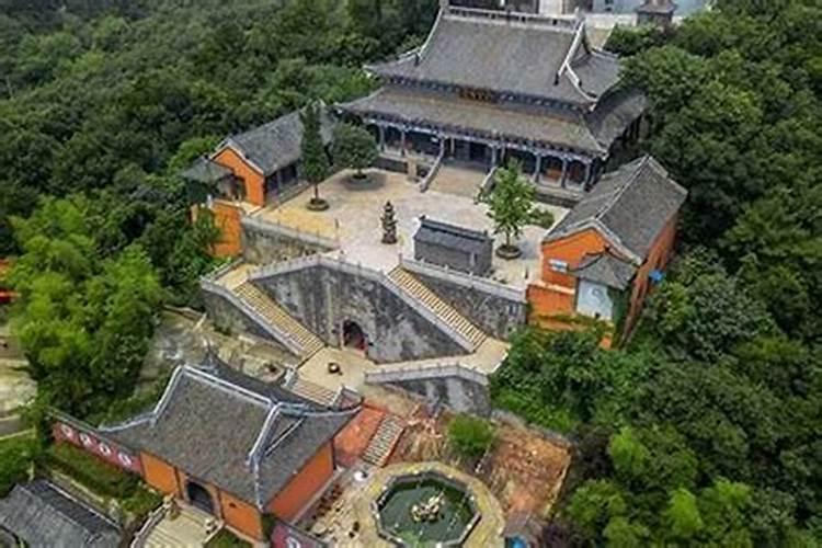 四川青城山和武当山道观里每天的生活各是什么样的？
