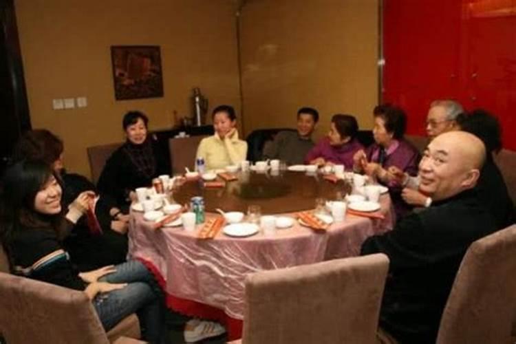 梦见许久不联系的一个亲戚来到我家就走了,很生气的样子？
