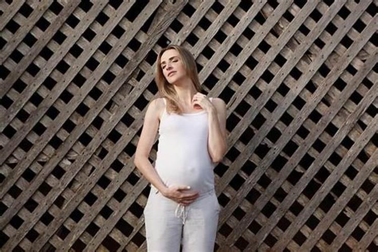梦见老婆怀的第三胎是个仙胎,前面一女一儿,请问有啥说法没？