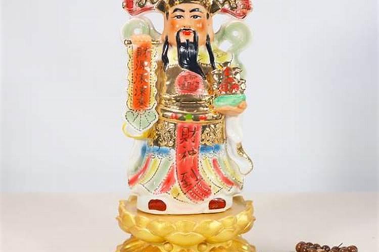 我请的观音菩萨财神关公每天上几根香？一天上几次香,初一十五又怎样上香...