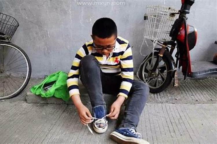 梦见穿破鞋是什么意思 梦见穿破鞋是什么意思