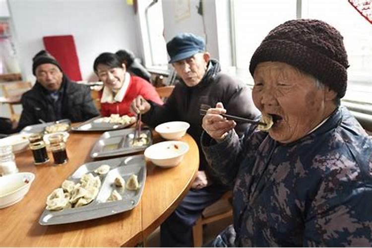 梦到逝世的人给活人包饺子