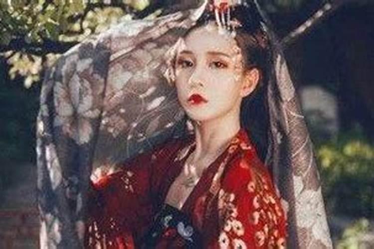 多情滥情的女命八字特征？