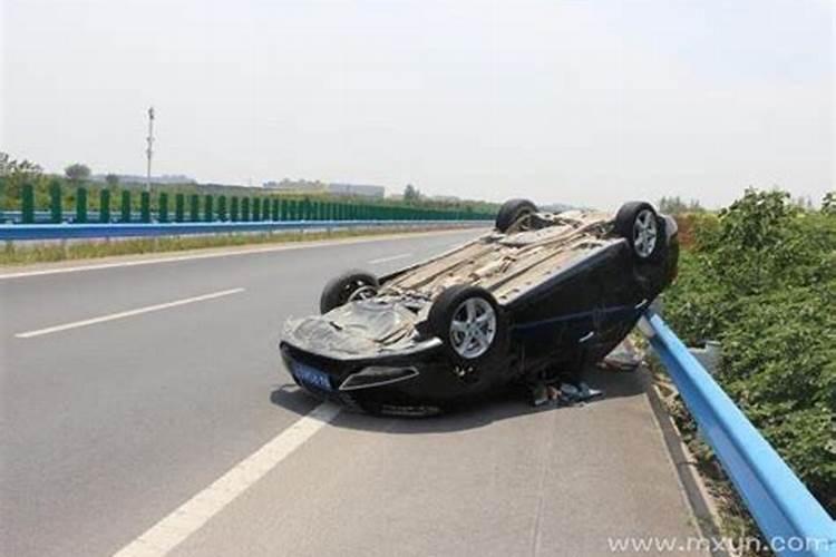 男人梦见翻车了人没事