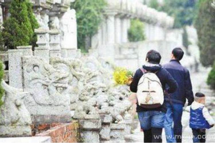 梦见上坟哭泣是什么意思