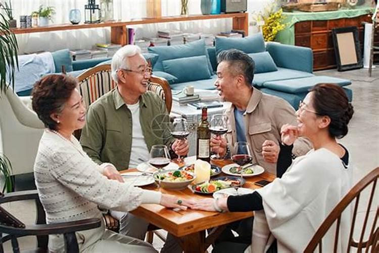 梦见自己给大家伙买水喝