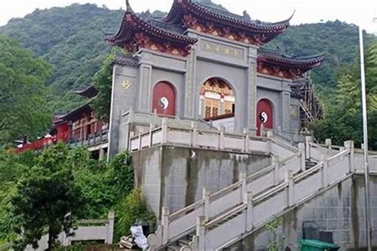 清明那天上坟还是前一天上坟