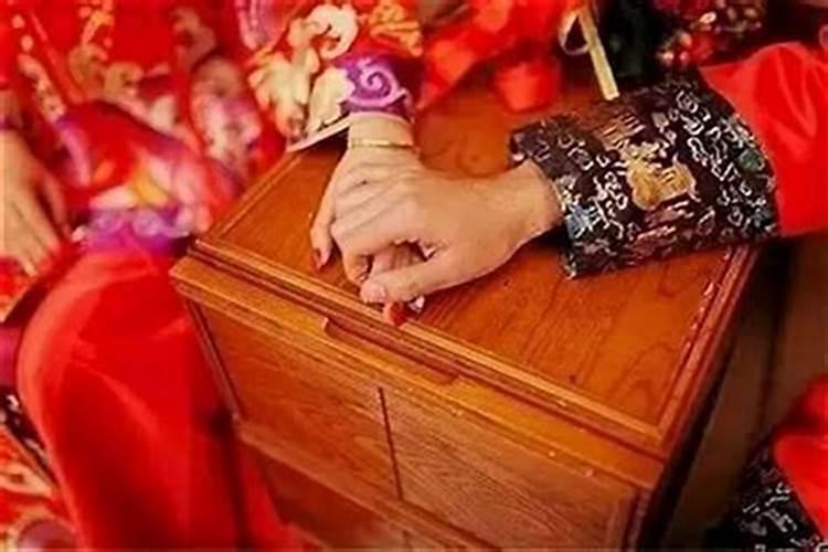 流年冲夫妻宫会分手吗 流年合配偶宫有婚外情？