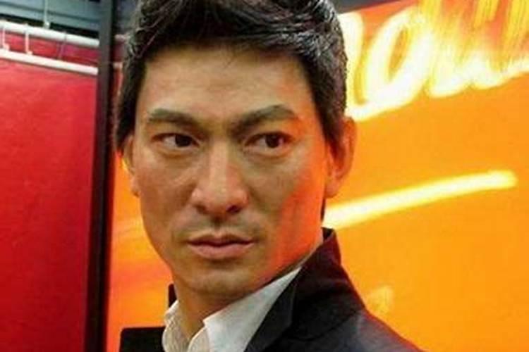 ...有一大院里只住着一个管家,家里的主人都死了做成蜡像了