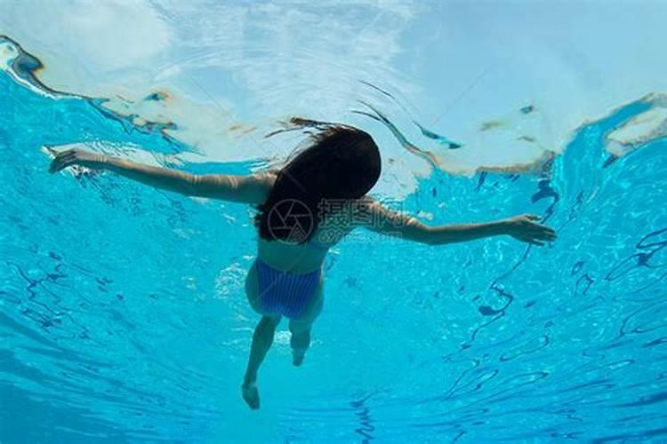 梦见女人游泳的预兆