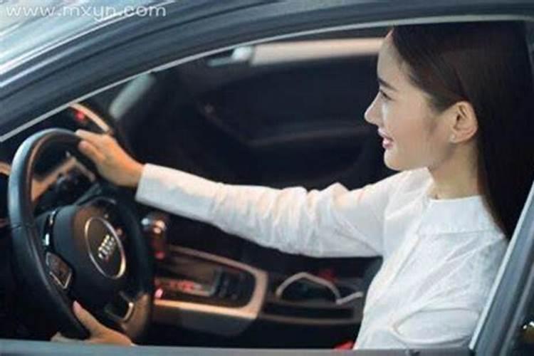 我已经很多次做梦都梦到自己开车,我根本就不会开车,但每次开车到还顺利...