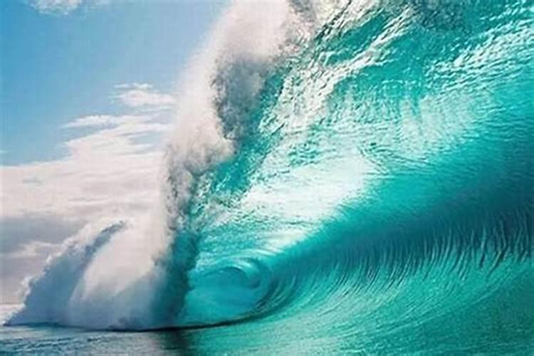 梦见大海海面波涛滚滚,大浪滔天是什么预兆？
