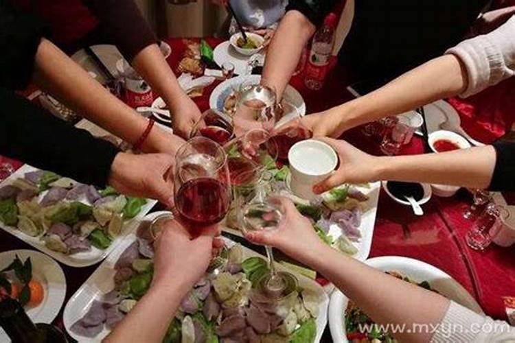 梦见久没联系的同学一起吃饭的预兆