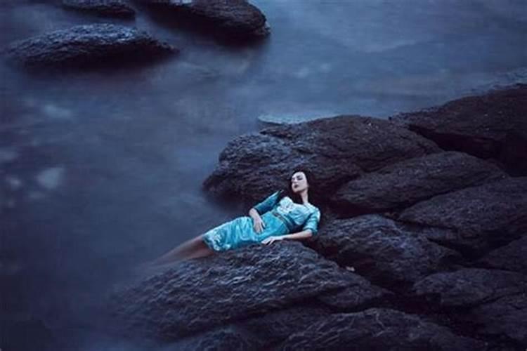 梦见水里发现死人的预兆