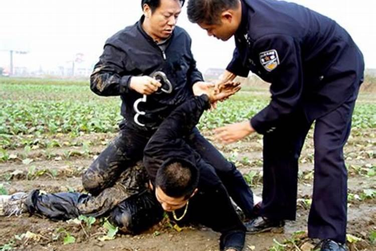 梦见被警察抓是什么意思？