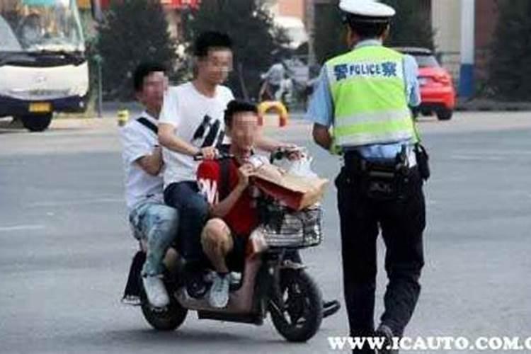 梦见自己骑电动车带人是什么意思