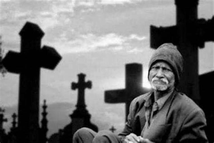 梦见死人活着还和我说话买我的东西给我钱？