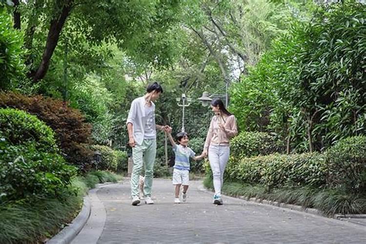 农历一九九八年七月十五出生的五行属？