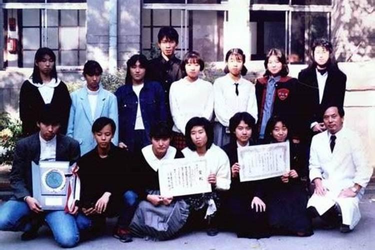 1988年,阴历4月初5,下午六点多出生的人的一生运式。她很注意学业和事业...