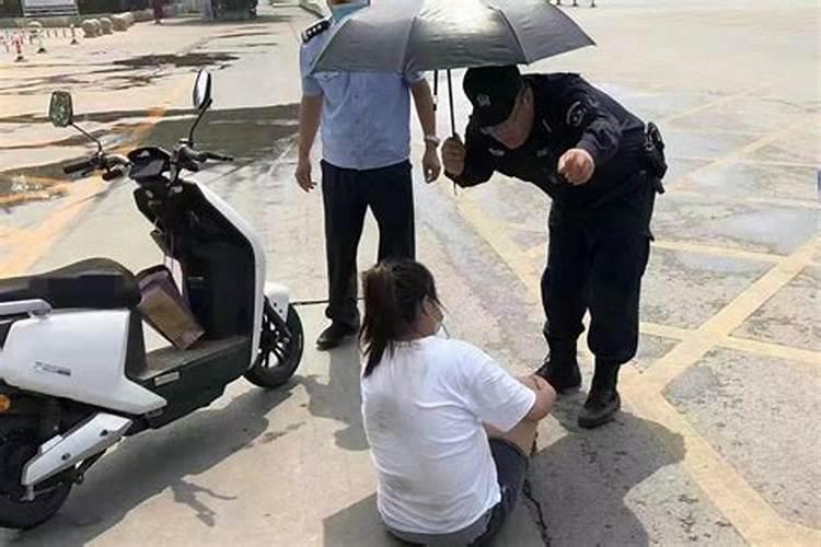 梦见带着孕妇摔了