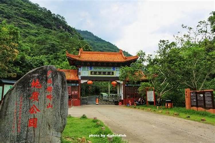 <后赤壁赋>中苏轼写"道士"是为了什么？