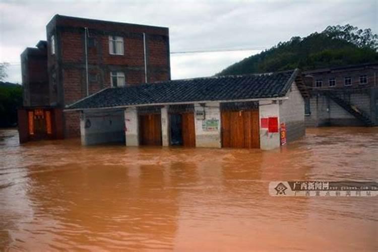 梦见自己被洪水困住