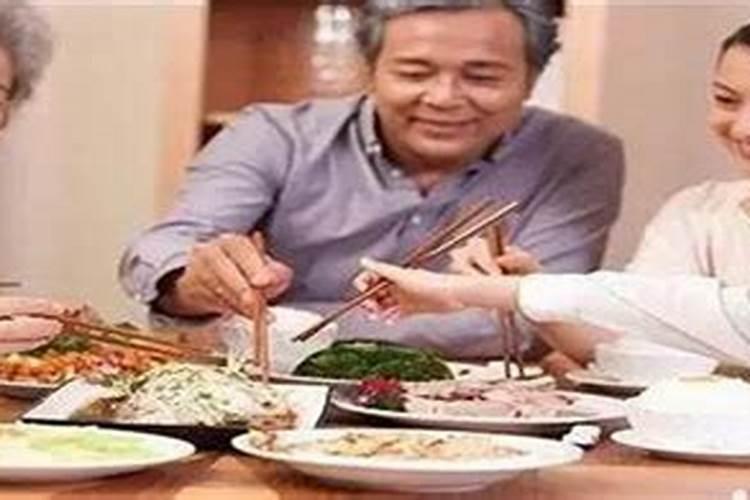 梦见和死人一起吃饭是什么意思