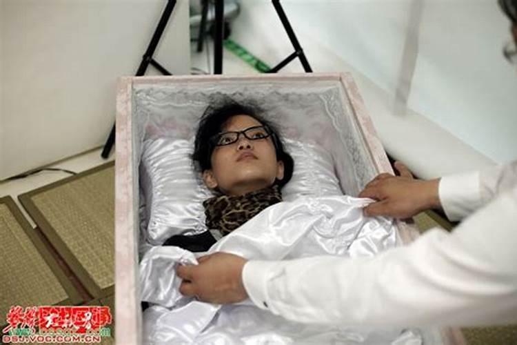 梦见活着的亲人躺在棺材里的预兆