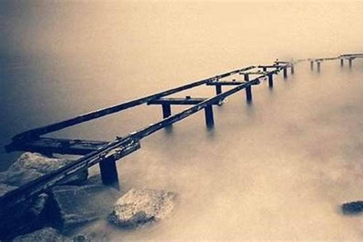 农村过年在门口撒这种白面还有在门角烧纸这种,是什么习俗,有什么说法吗...
