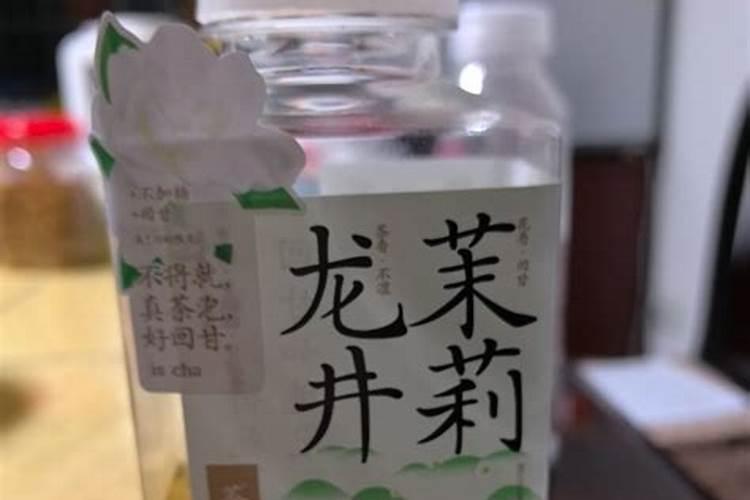 女人梦见蛇在路上爬行什么意思
