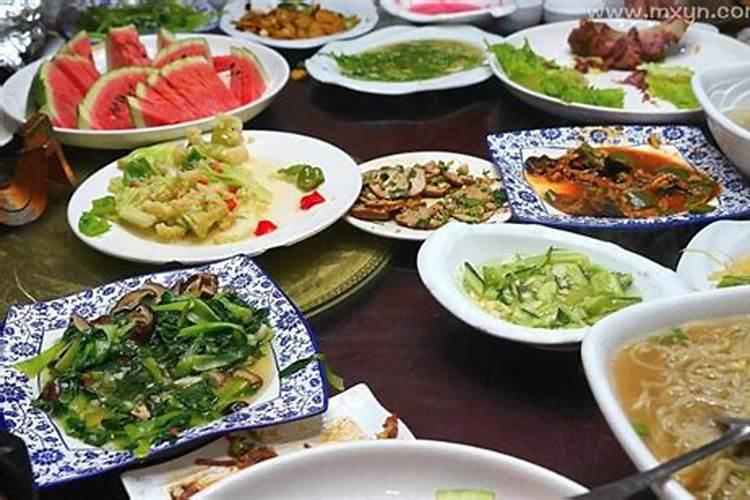 梦见吃饭是什么意思