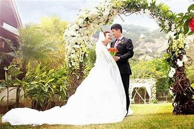 梦见参加别人婚礼是什么意思？
