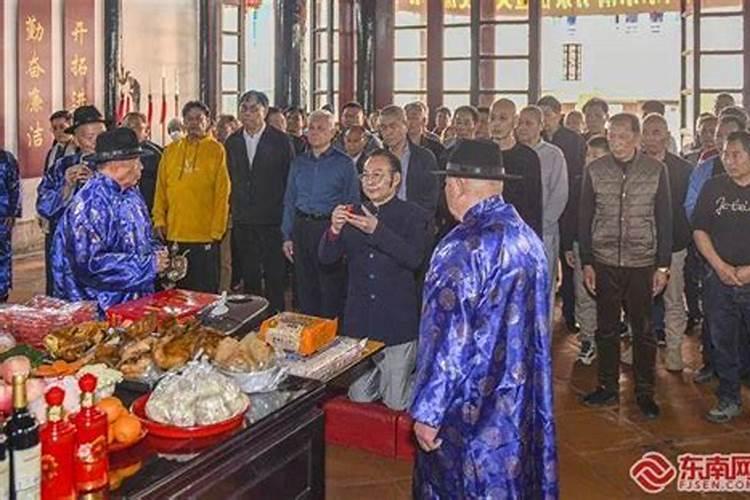 七月十五上坟坟头上放红纸咋回事？