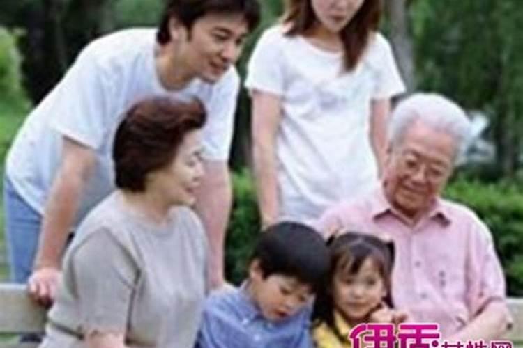 梦见死去的舅舅还活着是什么意思