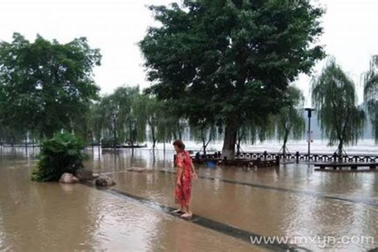梦见大水拦回家的路过不去的预兆