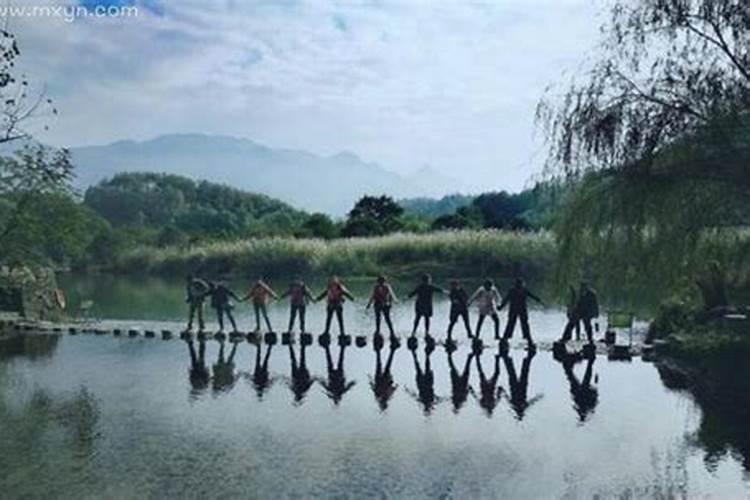 梦见自己和别人一起游泳的预兆