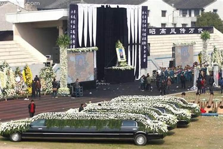 梦见活着的人死了又活了是什么意思
