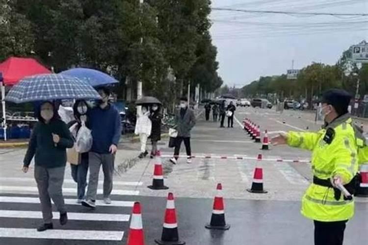 属虎白天出生好还是晚上好
