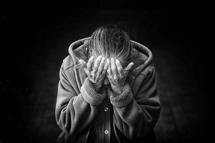 梦见死去的奶奶哭是什么意思？