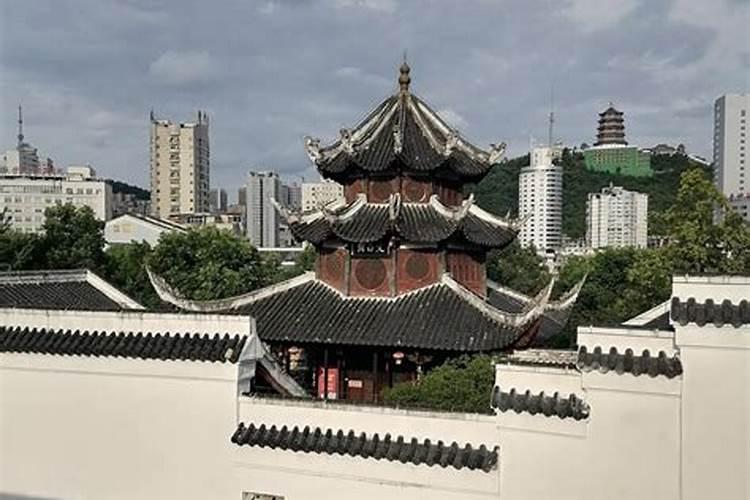 我家房子朝东南前方隔壁山上有个文昌塔影响风水吗？