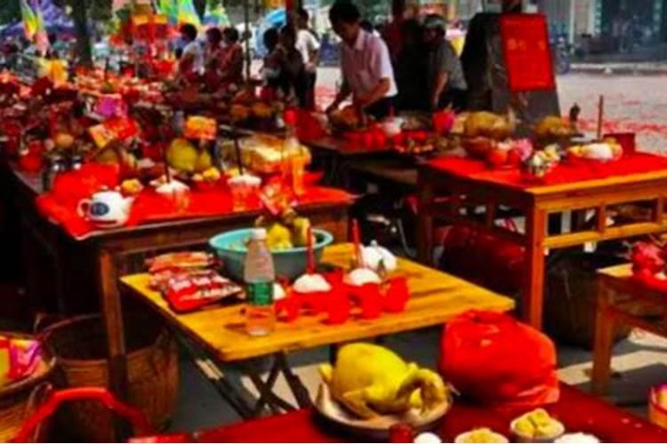 立春日和大年三十重逢能上坟烧纸吗？望解答